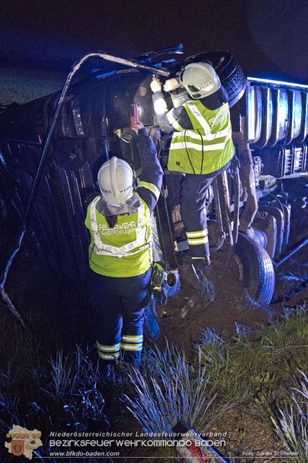 20230502 Lkw Unfall auf der A2 bei Traiskirchen Foto: Stefan Schneider BFKDO BADEN 20230502 Lkw Unfall auf der A2 bei Traiskirchen Foto: Stefan Schneider BFKDO BADEN