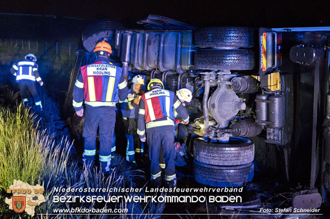 20230502 Lkw Unfall auf der A2 bei Traiskirchen  Foto: Stefan Schneider BFKDO BADEN