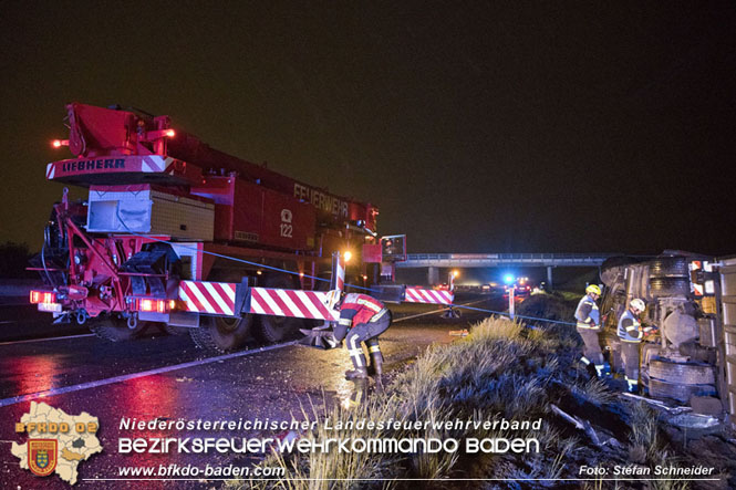 20230502 Lkw Unfall auf der A2 bei Traiskirchen  Foto: Stefan Schneider BFKDO BADEN