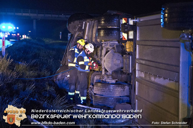 20230502 Lkw Unfall auf der A2 bei Traiskirchen  Foto: Stefan Schneider BFKDO BADEN