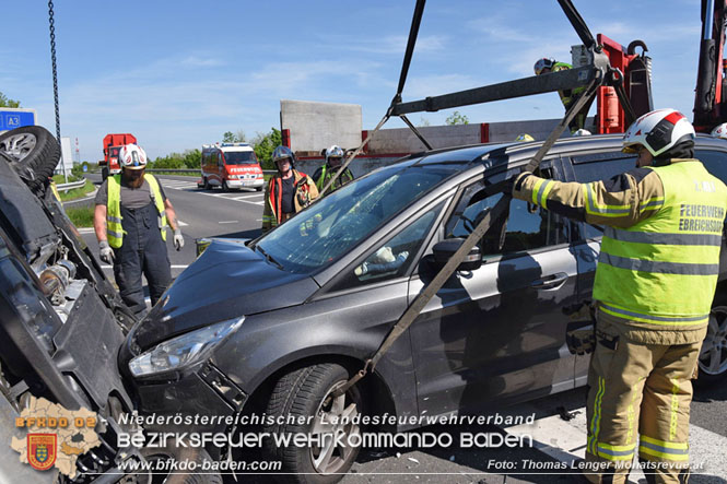 20230505 Menschenrettung nach Verkehrsunfall auf der B210 zwischen Ebreichsdorf und Oberwaltersdorf Hhe der A3  Foto: Thomas Lenger Monatsrevue.at