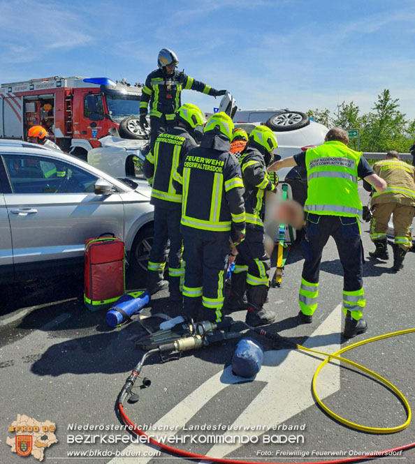 20230505 Menschenrettung nach Verkehrsunfall auf der B210 zwischen Ebreichsdorf und Oberwaltersdorf Höhe der A3  Foto: Freiwillige Feuerwehr Oberwaltersdorf