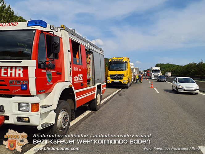 20230530 LKW-Brand auf der A21 bei Heiligemkreuz  Foto: Freiwillige Feuerwehr Alland