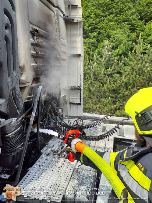 20230530 LKW-Brand auf der A21 bei Heiligemkreuz  Foto: Freiwillige Feuerwehr Alland