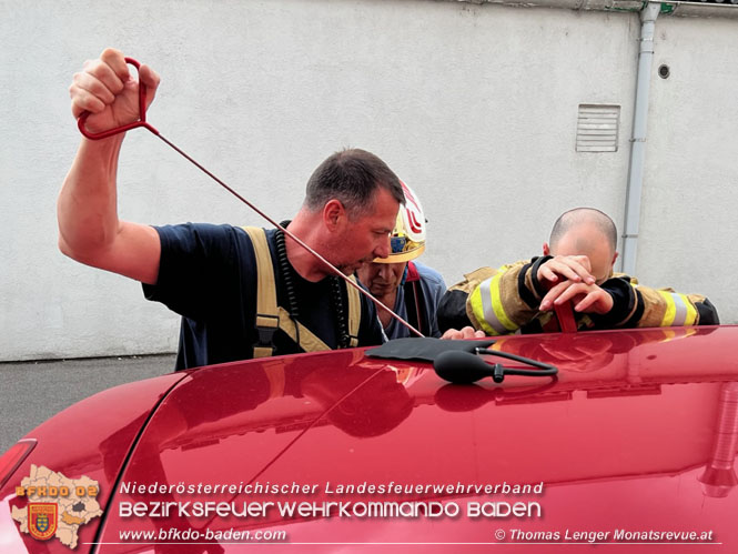 20230606 Feuerwehr befreite ein eingeschlossenes Kind aus einem PKW   Foto: Thomas Lenger Monatsrveue.at