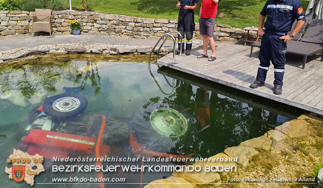 20230614 Traktor aus Schwimmteich in Klausen-Leopoldsdorf geborgen  Foto: Freiwillige Feuerwehr Alland