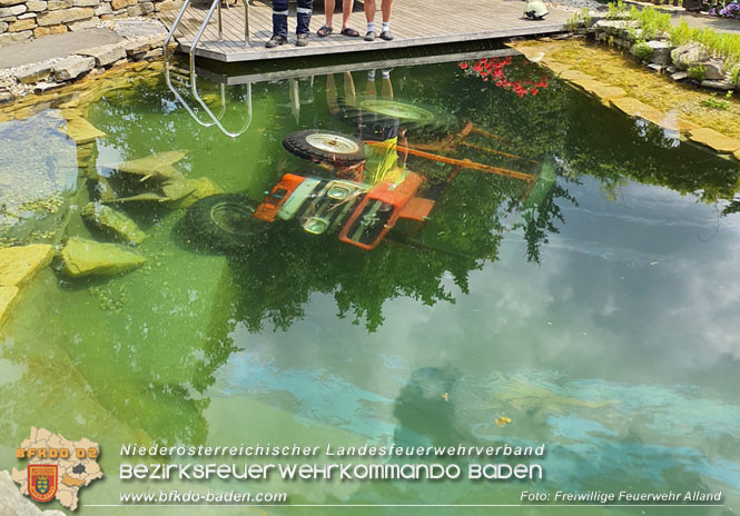 20230614 Traktor aus Schwimmteich in Klausen-Leopoldsdorf geborgen Foto: Freiwillige Feuerwehr Alland 20230614 Traktor aus Schwimmteich in Klausen-Leopoldsdorf geborgen Foto: Freiwillige Feuerwehr Alland
