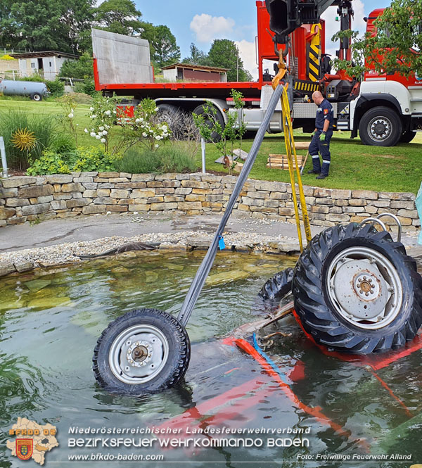 20230614 Traktor aus Schwimmteich in Klausen-Leopoldsdorf geborgen  Foto: Freiwillige Feuerwehr Alland