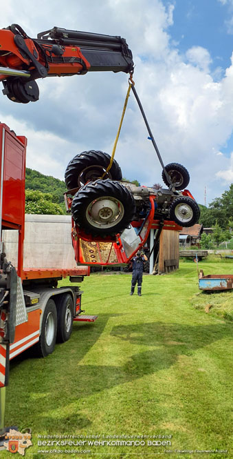 20230614 Traktor aus Schwimmteich in Klausen-Leopoldsdorf geborgen  Foto: Freiwillige Feuerwehr Alland