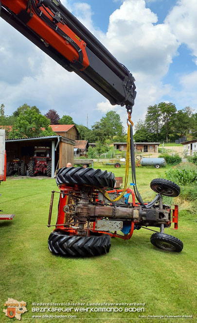 20230614 Traktor aus Schwimmteich in Klausen-Leopoldsdorf geborgen  Foto: Freiwillige Feuerwehr Alland