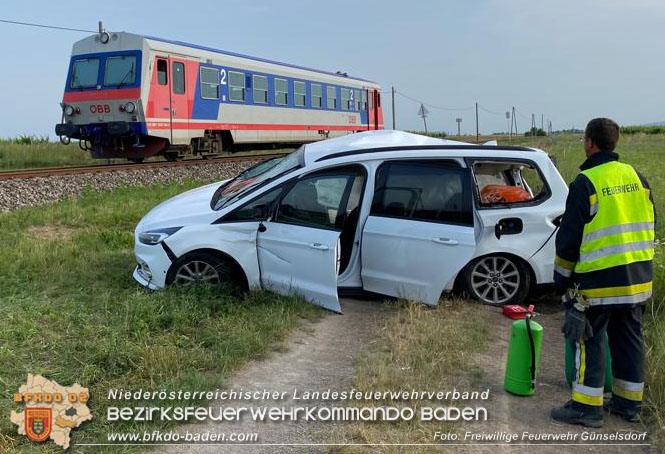 20230622 Pkw von Zug erfasst - Kind lebensgefährlich verletzt Foto: Freiwillige Feuerwehr Günselsdorf 20230622 Pkw von Zug erfasst - Kind lebensgefährlich verletzt Foto: Freiwillige Feuerwehr Günselsdorf