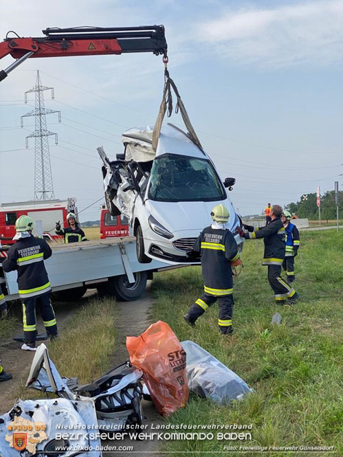 20230622 Pkw von Zug erfasst - Kind lebensgefährlich verletzt Foto: Freiwillige Feuerwehr Günselsdorf 20230622 Pkw von Zug erfasst - Kind lebensgefährlich verletzt Foto: Freiwillige Feuerwehr Günselsdorf