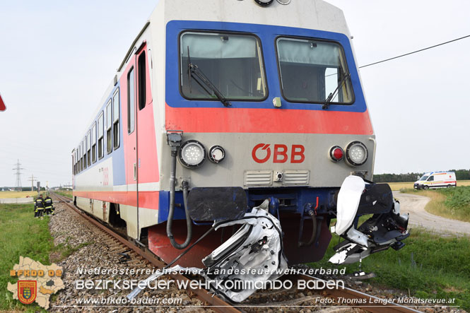 20230622 Pkw von Zug erfasst - Kind lebensgefährlich verletzt Foto: Thomas Lenger Monatsrevue.at 20230622 Pkw von Zug erfasst - Kind lebensgefährlich verletzt Foto: Thomas Lenger Monatsrevue.at