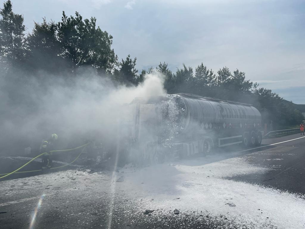 20230710_Brand eines Gefahrgut Lkw auf der A21   Foto: Freiwillige 