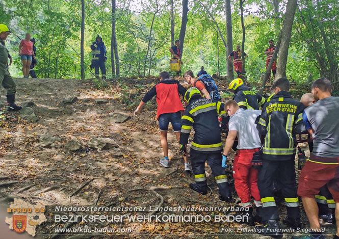 20230827 Großeinsatz nach Sturz ins Flussbett der Schwechat Foto: Andreas Hönigsberger FF Siegenfeld 20230827 Großeinsatz nach Sturz ins Flussbett der Schwechat Foto: Andreas Hönigsberger FF Siegenfeld