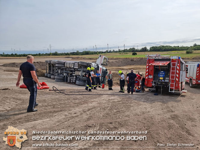 20230828 Arbeitsunfall in Blumau - Feuerwehr befreit LKW Lenker Foto: Stefan Schneider BFKDO BADEN 20230828 Arbeitsunfall in Blumau - Feuerwehr befreit LKW Lenker Foto: Stefan Schneider BFKDO BADEN
