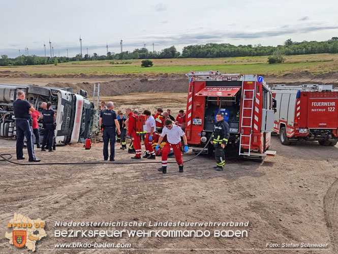 20230828 Arbeitsunfall in Blumau - Feuerwehr befreit LKW Lenker   Foto: Stefan Schneider BFKDO BADEN