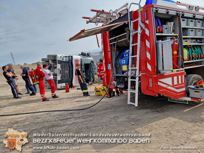 20230828 Arbeitsunfall in Blumau - Feuerwehr befreit LKW Lenker Foto: Stefan Schneider BFKDO BADEN 20230828 Arbeitsunfall in Blumau - Feuerwehr befreit LKW Lenker Foto: Stefan Schneider BFKDO BADEN
