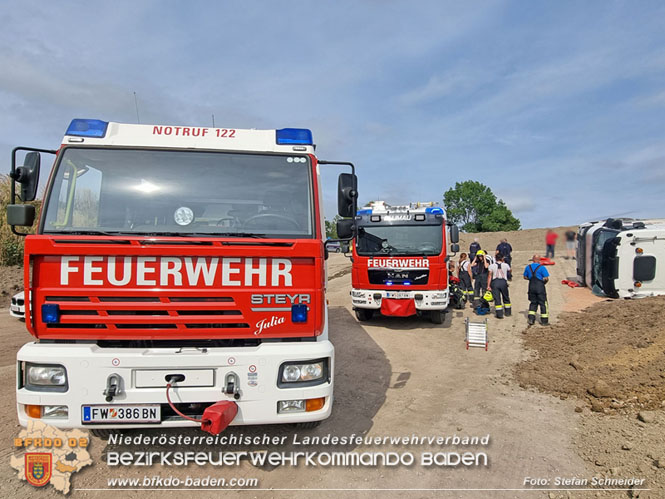 20230828 Arbeitsunfall in Blumau - Feuerwehr befreit LKW Lenker   Foto: Stefan Schneider BFKDO BADEN