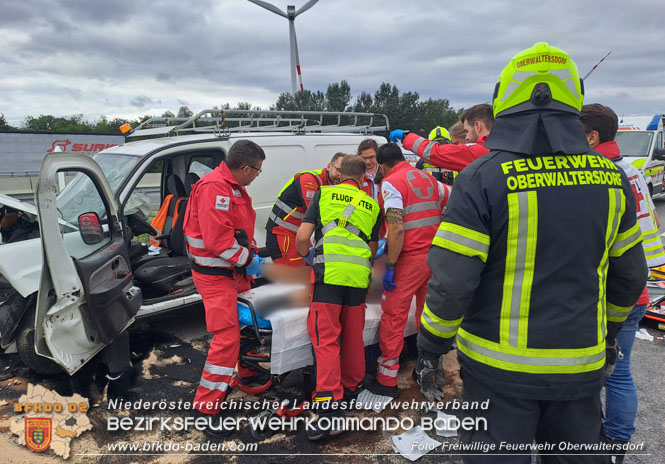 20230829 Schwerer Verkehrsunfall auf der B16 Trumau fordert 2 Verletzte  Foto: Freiwillige Feuerwehr Oberwaltersdorf