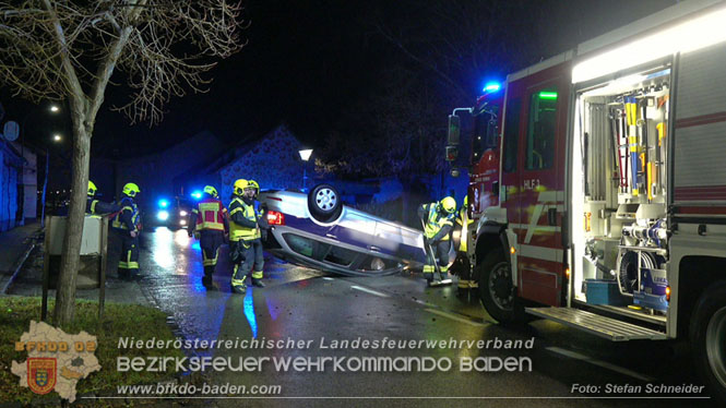 20231214 Fahrzeug-&Uuml;berschlag im Ortsgebiet von Pfaffst&auml;tten  Foto: Stefan Schneider