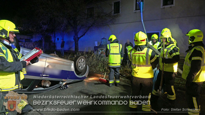 20231214 Fahrzeug-&Uuml;berschlag im Ortsgebiet von Pfaffst&auml;tten  Foto: Stefan Schneider
