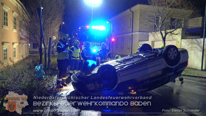 20231214 Fahrzeug-&Uuml;berschlag im Ortsgebiet von Pfaffst&auml;tten  Foto: Stefan Schneider