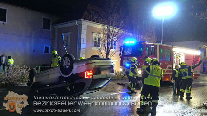 20231214 Fahrzeug-&Uuml;berschlag im Ortsgebiet von Pfaffst&auml;tten  Foto: Stefan Schneider
