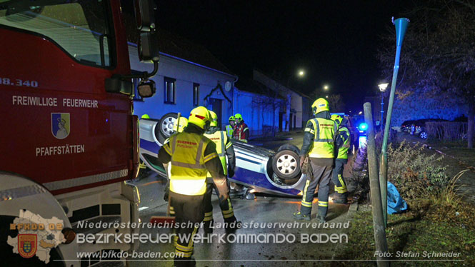 20231214 Fahrzeug-&Uuml;berschlag im Ortsgebiet von Pfaffst&auml;tten  Foto: Stefan Schneider