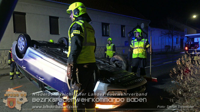 20231214 Fahrzeug-&Uuml;berschlag im Ortsgebiet von Pfaffst&auml;tten  Foto: Stefan Schneider