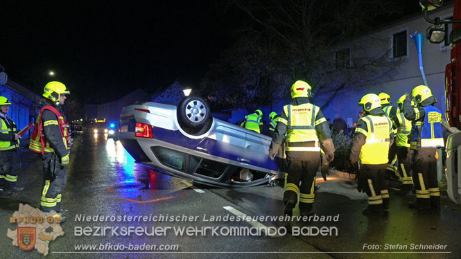 20231214 Fahrzeug-&Uuml;berschlag im Ortsgebiet von Pfaffst&auml;tten  Foto: Stefan Schneider