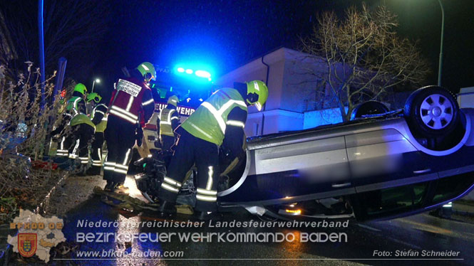 20231214 Fahrzeug-&Uuml;berschlag im Ortsgebiet von Pfaffst&auml;tten  Foto: Stefan Schneider