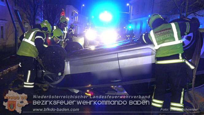20231214 Fahrzeug-&Uuml;berschlag im Ortsgebiet von Pfaffst&auml;tten  Foto: Stefan Schneider