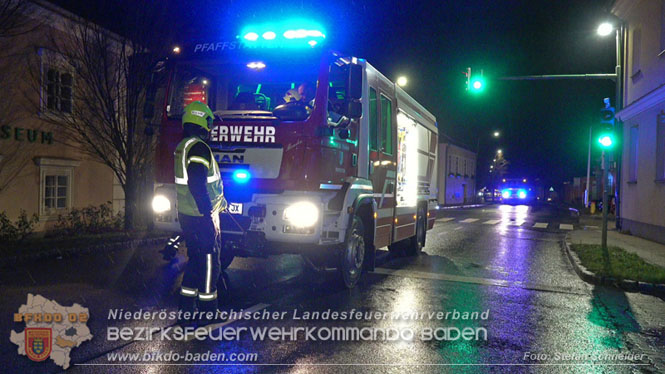 20231214 Fahrzeug-&Uuml;berschlag im Ortsgebiet von Pfaffst&auml;tten  Foto: Stefan Schneider