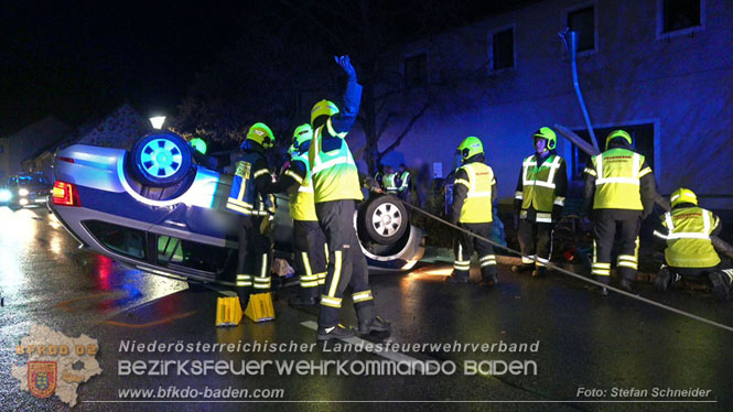 20231214 Fahrzeug-&Uuml;berschlag im Ortsgebiet von Pfaffst&auml;tten  Foto: Stefan Schneider