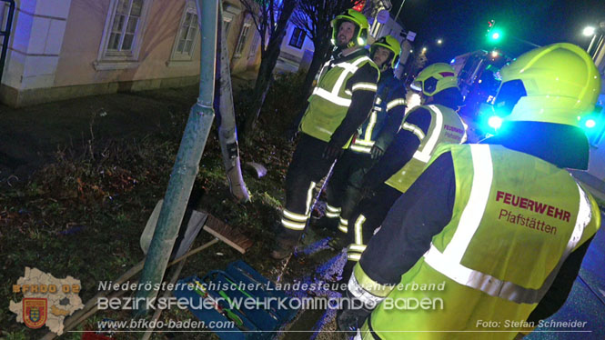 20231214 Fahrzeug-&Uuml;berschlag im Ortsgebiet von Pfaffst&auml;tten  Foto: Stefan Schneider