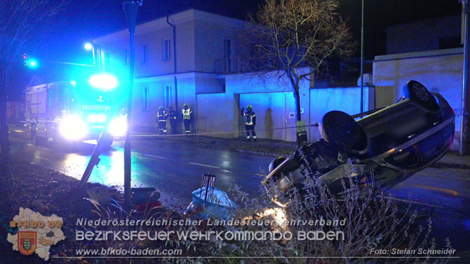 20231214 Fahrzeug-&Uuml;berschlag im Ortsgebiet von Pfaffst&auml;tten  Foto: Stefan Schneider