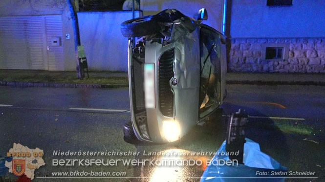 20231214 Fahrzeug-&Uuml;berschlag im Ortsgebiet von Pfaffst&auml;tten  Foto: Stefan Schneider