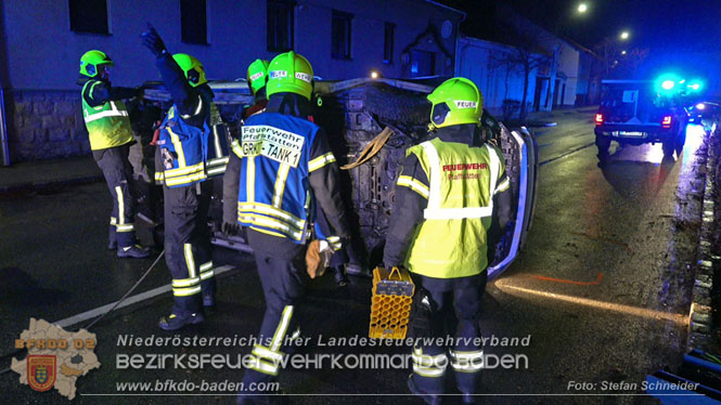 20231214 Fahrzeug-&Uuml;berschlag im Ortsgebiet von Pfaffst&auml;tten  Foto: Stefan Schneider