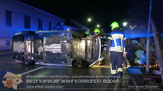 20231214 Fahrzeug-&Uuml;berschlag im Ortsgebiet von Pfaffst&auml;tten  Foto: Stefan Schneider