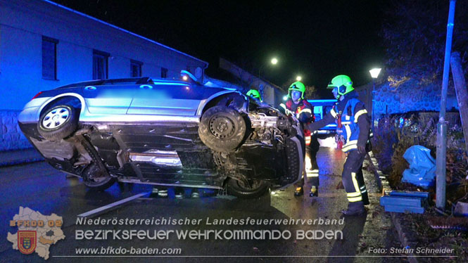 20231214 Fahrzeug-&Uuml;berschlag im Ortsgebiet von Pfaffst&auml;tten  Foto: Stefan Schneider
