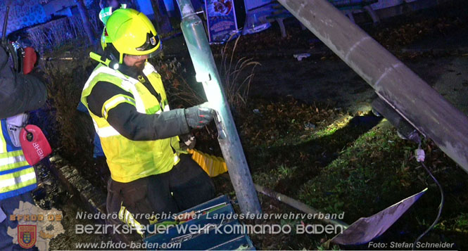 20231214 Fahrzeug-&Uuml;berschlag im Ortsgebiet von Pfaffst&auml;tten  Foto: Stefan Schneider