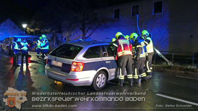 20231214 Fahrzeug-&Uuml;berschlag im Ortsgebiet von Pfaffst&auml;tten  Foto: Stefan Schneider