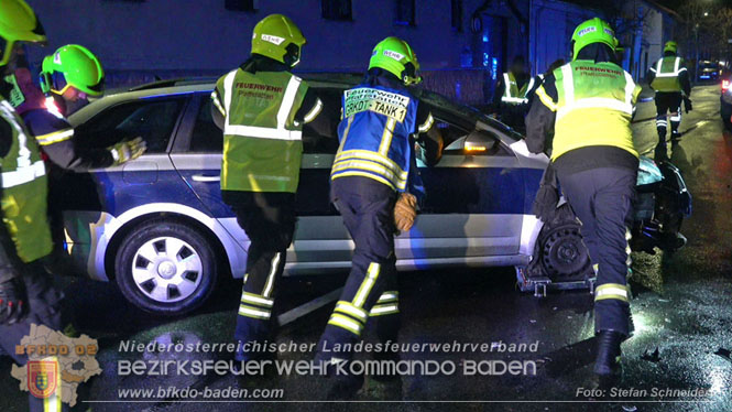 20231214 Fahrzeug-&Uuml;berschlag im Ortsgebiet von Pfaffst&auml;tten  Foto: Stefan Schneider