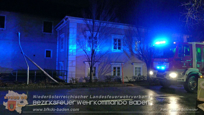 20231214 Fahrzeug-&Uuml;berschlag im Ortsgebiet von Pfaffst&auml;tten  Foto: Stefan Schneider