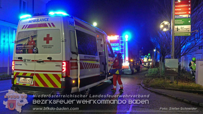 20231214 Fahrzeug-&Uuml;berschlag im Ortsgebiet von Pfaffst&auml;tten  Foto: Stefan Schneider