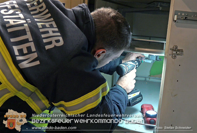 20240106_Feuerwehr rettet „Carlo" in Pfaffstätten aus Küchenzeile  Foto: Stefan Schneider BFKDO BADEN