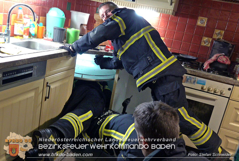 20240106_Feuerwehr rettet „Carlo" in Pfaffstätten aus Küchenzeile  Foto: Stefan Schneider BFKDO BADEN