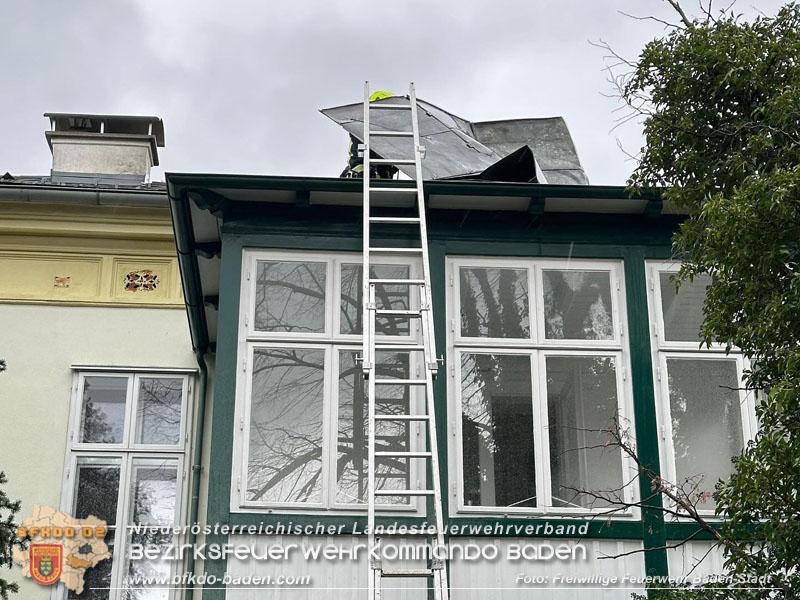 20240106_Gel�stes Blechdach bei Wohnhaus in Baden gesichert  Foto: Freiwillige Feuerwehr Baden-Stadt