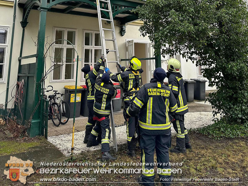 20240106_Gel�stes Blechdach bei Wohnhaus in Baden gesichert  Foto: Freiwillige Feuerwehr Baden-Stadt